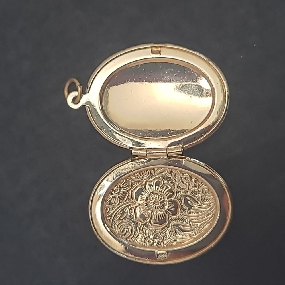 Elegant Gold Floral Locket Pendant - Picture 3 of 4
